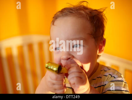 Portrait de l'enfant jouant dans le parc. Banque D'Images