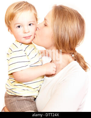 Young happy mother is kissing son enfant. Banque D'Images