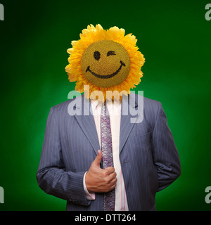 Tournesol Smiling head man in suit manteau à présent sur Green Thumbs up Banque D'Images
