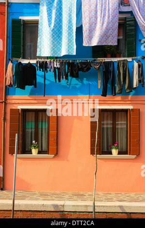 Vêtements lavés et bâtiments colorés. Burano. Venise. Veneto. Italie Banque D'Images