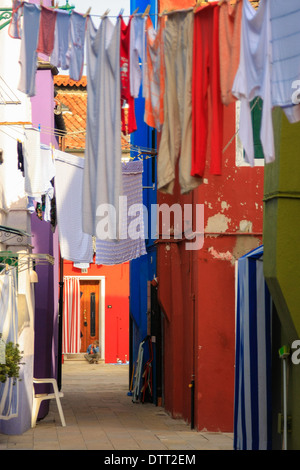 Vêtements lavés et bâtiments colorés. Burano. Venise. Veneto. Italie Banque D'Images