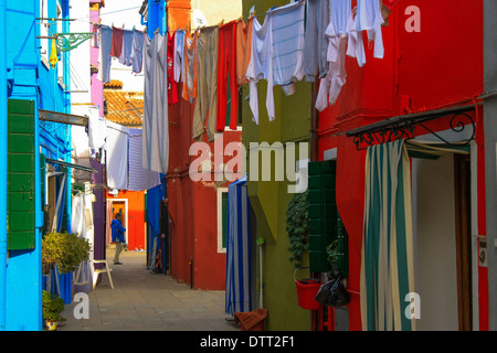 Vêtements lavés et bâtiments colorés. Burano. Venise. Veneto. Italie Banque D'Images