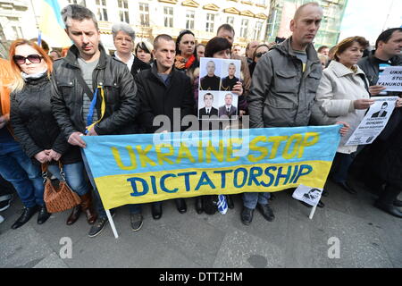 Prague, République tchèque. 23 février 2014. Ukrainiens vivant en République tchèque, rendre hommage aux victimes des violences en Ukraine à la place Venceslas, dimanche, 23 février, 2014. (Photo/CTK Michal Dolezal/Alamy Live News) Banque D'Images