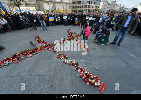 Prague, République tchèque. 23 février 2014. Ukrainiens vivant en République tchèque, rendre hommage aux victimes des violences en Ukraine à la place Venceslas, dimanche, 23 février, 2014. (Photo/CTK Michal Dolezal/Alamy Live News) Banque D'Images