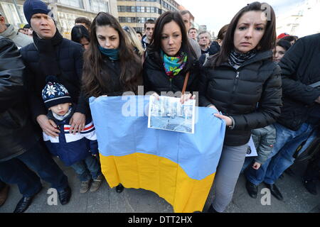 Prague, République tchèque. 23 février 2014. Ukrainiens vivant en République tchèque, rendre hommage aux victimes des violences en Ukraine à la place Venceslas, dimanche, 23 février, 2014. (Photo/CTK Michal Dolezal/Alamy Live News) Banque D'Images