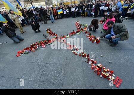 Prague, République tchèque. 23 février 2014. Ukrainiens vivant en République tchèque, rendre hommage aux victimes des violences en Ukraine à la place Venceslas, dimanche, 23 février, 2014. (Photo/CTK Michal Dolezal/Alamy Live News) Banque D'Images