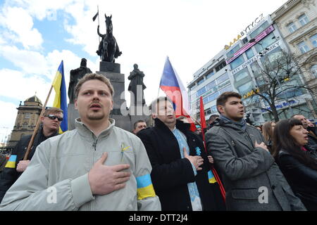 Prague, République tchèque. 23 février 2014. Ukrainiens vivant en République tchèque, rendre hommage aux victimes des violences en Ukraine à la place Venceslas, dimanche, 23 février, 2014. (Photo/CTK Michal Dolezal/Alamy Live News) Banque D'Images