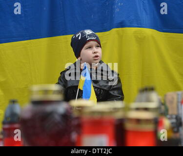 Prague, République tchèque. 23 février 2014. Ukrainiens vivant en République tchèque, rendre hommage aux victimes des violences en Ukraine à la place Venceslas, dimanche, 23 février, 2014. (Photo/CTK Michal Dolezal/Alamy Live News) Banque D'Images