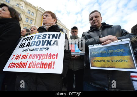 Prague, République tchèque. 23 février 2014. Ukrainiens vivant en République tchèque, rendre hommage aux victimes des violences en Ukraine à la place Venceslas, dimanche, 23 février, 2014. (Photo/CTK Michal Dolezal/Alamy Live News) Banque D'Images