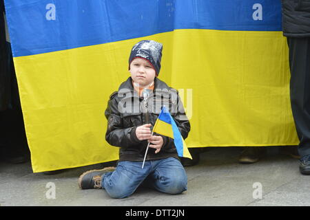 Prague, République tchèque. 23 février 2014. Ukrainiens vivant en République tchèque, rendre hommage aux victimes des violences en Ukraine à la place Venceslas, dimanche, 23 février, 2014. (Photo/CTK Michal Dolezal/Alamy Live News) Banque D'Images