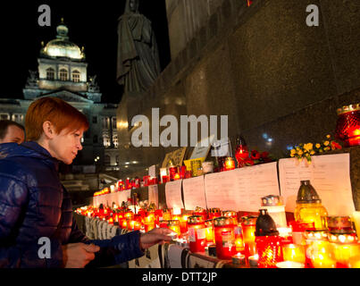 Prague, République tchèque. 23 février 2014. Ukrainiens vivant en République tchèque, rendre hommage aux victimes des violences en Ukraine à la place Venceslas, dimanche, 23 février, 2014. (Photo/CTK Michal Kamaryt) Banque D'Images