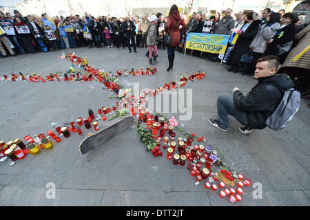 Prague, République tchèque. 23 février 2014. Ukrainiens vivant en République tchèque, rendre hommage aux victimes des violences en Ukraine à la place Venceslas, dimanche, 23 février, 2014. (Photo/CTK Michal Dolezal/Alamy Live News) Banque D'Images