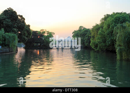 Coucher du soleil dans le lac banyan Banque D'Images