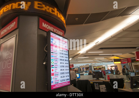 Signe de l'aéroport avec les taux de change Banque D'Images