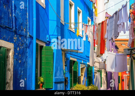 Vêtements lavés et bâtiments colorés. Burano. Venise. Veneto. Italie Banque D'Images