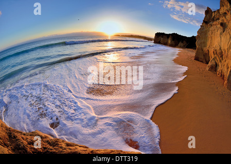 Le Portugal, l'Algarve : le coucher du soleil et des vagues à la plage de Praia do Vau Banque D'Images