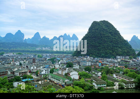 Surplombant la ville du comté de Yangshuo Banque D'Images