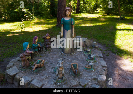 La région de Kaliningrad. La Russie. Blanche Neige et les Sept Nains. La composition sculpturale. Banque D'Images