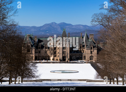 Le Biltmore Mansion, vue avant, avec les montagnes en arrière-plan et la neige au sol, Asheville, Caroline du Nord Banque D'Images