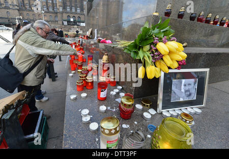 Prague, République tchèque. 23 février 2014. Ukrainiens vivant en République tchèque, rendre hommage aux victimes des violences en Ukraine à la place Venceslas, dimanche, 23 février, 2014. (Photo/CTK Michal Dolezal/Alamy Live News) Banque D'Images