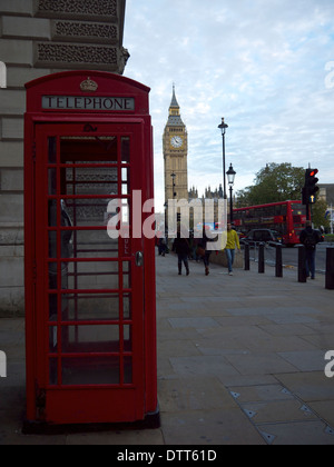 Old style Red phone box avec Big Ben et un bus de Londres en arrière-plan Banque D'Images