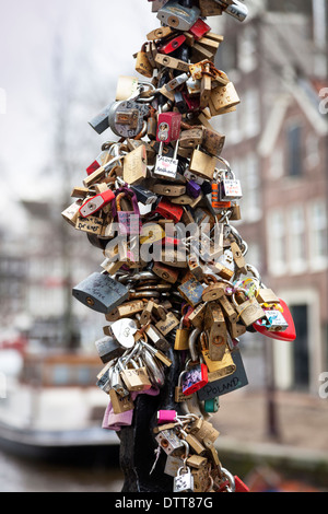 Cadenas d'amour reliée à un pont sur un canal, à Amsterdam, Pays-Bas Banque D'Images