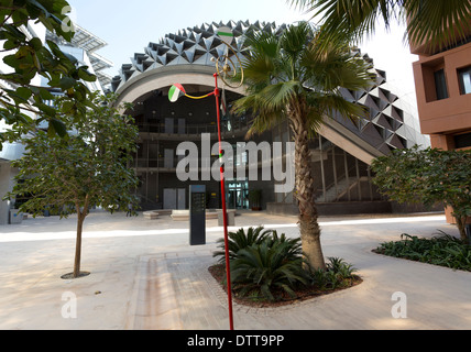 Vue de bâtiments et d'une wind mobile dans la ville sans carbone de Masdar City, à proximité de Abu Dhabi dans les ÉMIRATS ARABES UNIS Banque D'Images