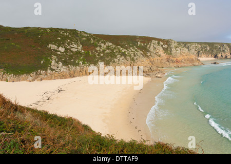 Plage de Porthcurno automne Cornwall England UK par le Minack Theatre Banque D'Images