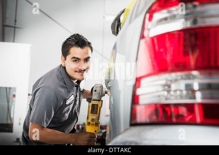 Mécanicien de hispaniques dans auto shop Banque D'Images