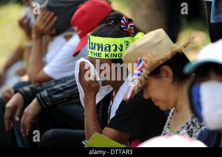 Bangkok, Thaïlande. Feb 24, 2014. Un manifestant anti-gouvernement essuie son visage à l'entrée principale d'un bâtiment appartenant à la voix de la Thaïlande PLAT Corp pendant un rassemblement à Bangkok, Thaïlande, le 24 février 2014. Des manifestants anti-gouvernement essayant d'évincer le gouvernement de Yingluck Shinawatra le lundi se sont rassemblées devant plusieurs entreprises considérées comme les entreprises de la famille Shinawatra. Credit : Gao Jianjun/Xinhua/Alamy Live News Banque D'Images