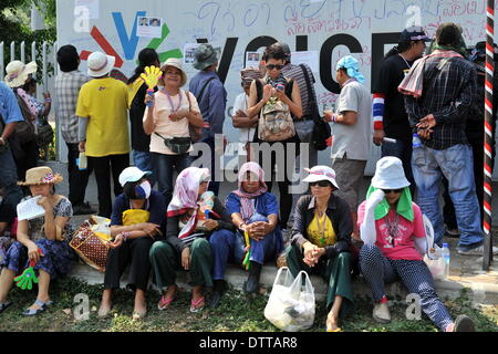 Bangkok, Thaïlande. Feb 24, 2014. Des manifestants anti-gouvernement assister à un rassemblement à la porte avant d'un bâtiment appartenant à la voix de la Thaïlande PLAT Corp à Bangkok, Thaïlande, le 24 février 2014. Des manifestants anti-gouvernement essayant d'évincer le gouvernement de Yingluck Shinawatra le lundi se sont rassemblées devant plusieurs entreprises considérées comme les entreprises de la famille Shinawatra. Credit : Gao Jianjun/Xinhua/Alamy Live News Banque D'Images