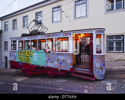 Funiculaire qui monte la Calcada da Gloria street à Lisbonne, Portugal Banque D'Images