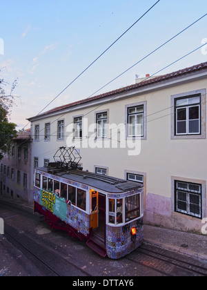 Funiculaire qui monte la Calcada da Gloria street à Lisbonne, Portugal Banque D'Images