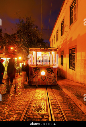 Funiculaire qui monte la Calcada da Gloria street à Lisbonne, Portugal Banque D'Images