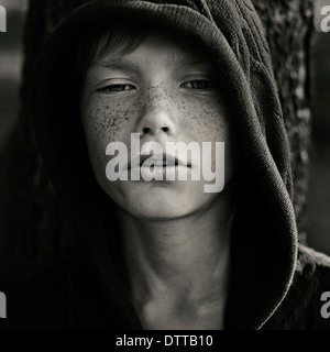 Young boy avec rousseur wearing hoody Banque D'Images