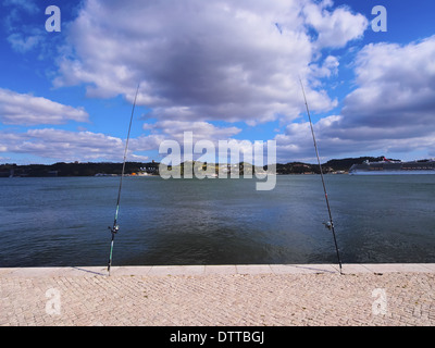 Des cannes à pêche sur les bords de la rivière tage à Belém, Lisbonne, Portugal Banque D'Images