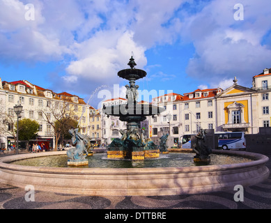 Fontaine sur la place Rossio à Lisbonne, Portugal Banque D'Images