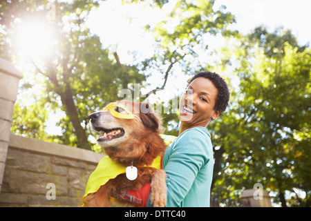 Femme noire chien costumés dans le parc Banque D'Images