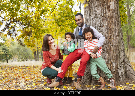 Family smiling together in park Banque D'Images