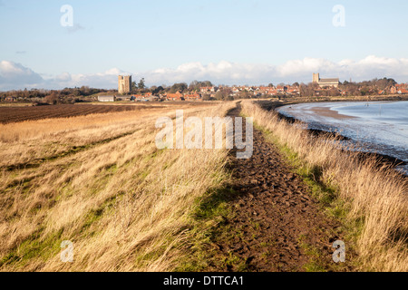 Vue sur le village et le château à la recherche à travers champs, Orford, Suffolk, Angleterre Banque D'Images