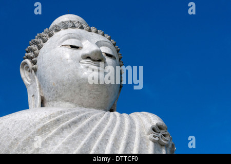 Phuket (Thaïlande) : le Bouddha Géant se trouve au sommet d'une colline à 380 mètres de haut et s'élève au-dessus de la région environnante Banque D'Images