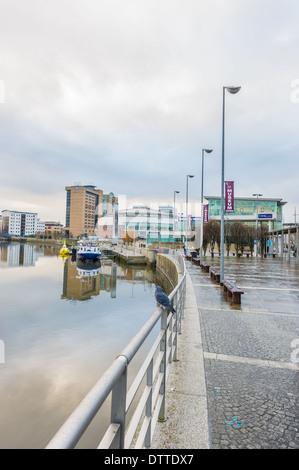 L'eau à Lanyon Quay, Belfast BT1 3LG menant à la Waterfront Hall, Belfast. Banque D'Images