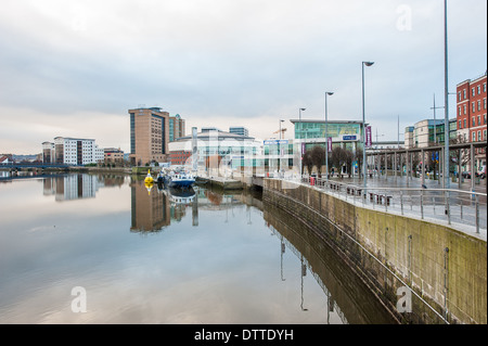 L'eau à Lanyon Quay, Belfast BT1 3LG menant à la Waterfront Hall, Belfast. Banque D'Images