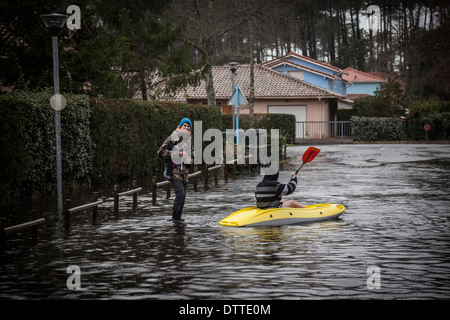 Dans les Landes à Capbreton - France), la navigation sur une rue inondée. Toutes les occasions sont bonnes pour youngish personnes de s'amuser. Banque D'Images