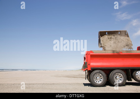 Chariot à pelleter du sable sur plage Banque D'Images