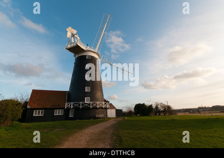 Burnham Overy Staithe moulin à vent. Photographié À PARTIR DE LA VOIE PUBLIQUE. Banque D'Images