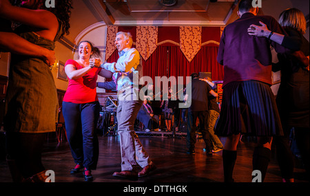 Les gens danser à Annasach Ceilidh Band à un ceilidh à Édimbourg, Écosse Banque D'Images