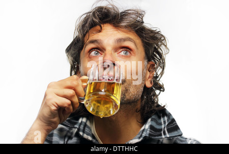 Non rasé funny man drinking beer Banque D'Images