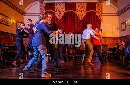 Les gens danser à Annasach Ceilidh Band à un ceilidh à Édimbourg, Écosse Banque D'Images