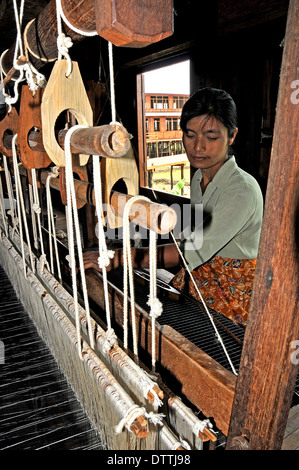 Jeune femme en soie tissage tisser sur le lac Inle au Myanmar Banque D'Images